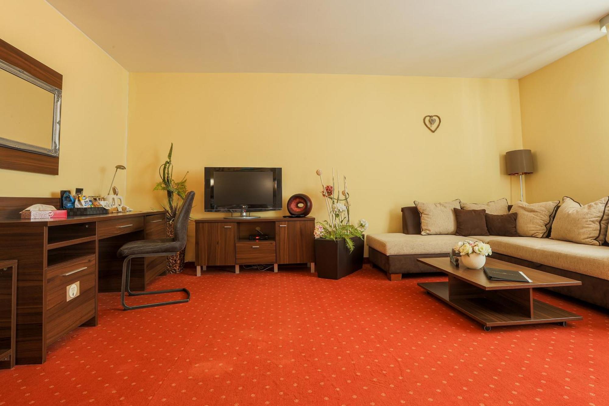 Grand Hotel Senica, Garni Exterior photo
