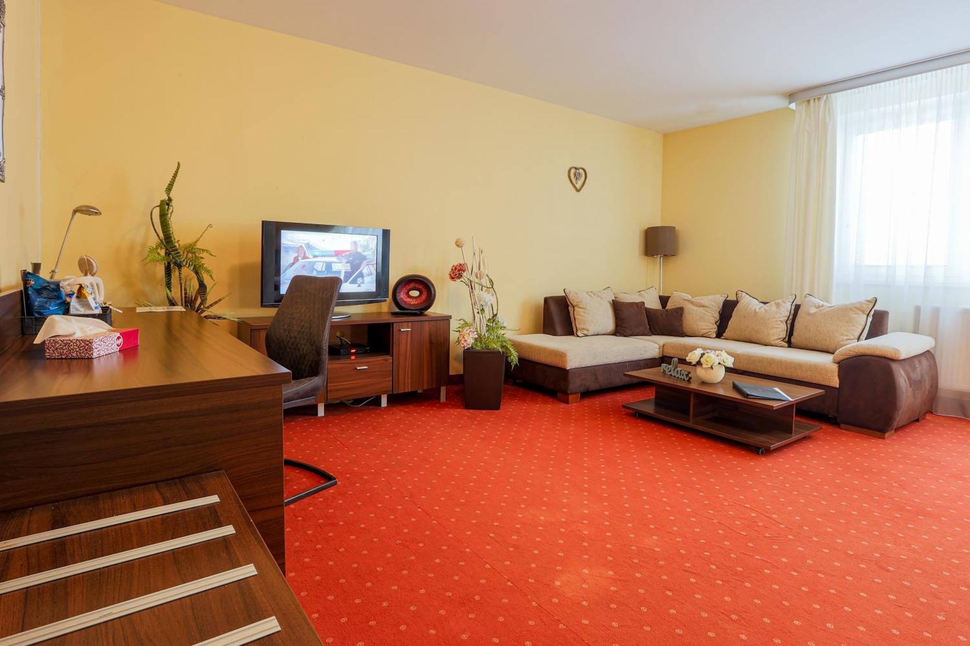 Grand Hotel Senica, Garni Exterior photo