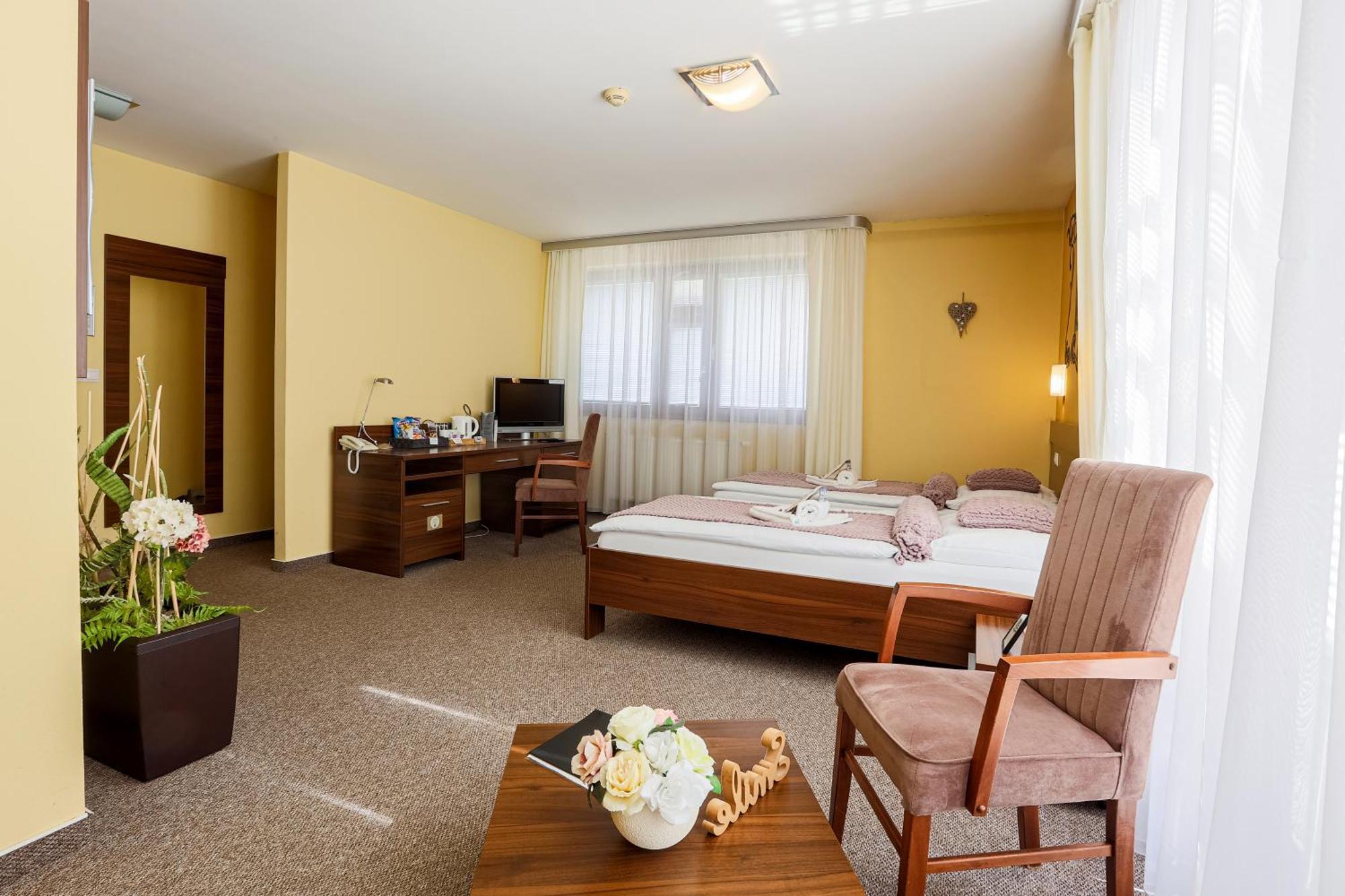 Grand Hotel Senica, Garni Exterior photo